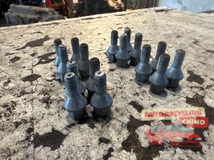 Gebruikte Wielbouten set Renault Twingo III (AH) 1.0 SCe 70 12V Prijs € 30,00 Margeregeling aangeboden door Autorecycling Chino B.V.