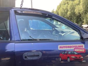 Używane Szyba drzwi prawych przednich wersja 4-drzwiowa Mitsubishi Carisma 1.6i 16V Cena € 40,00 Procedura marży oferowane przez Autorecycling Chino B.V.