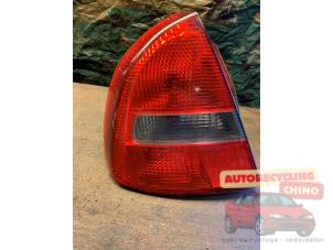 Używane Tylne swiatlo pozycyjne lewe Mitsubishi Carisma 1.6i 16V Cena € 35,00 Procedura marży oferowane przez Autorecycling Chino B.V.