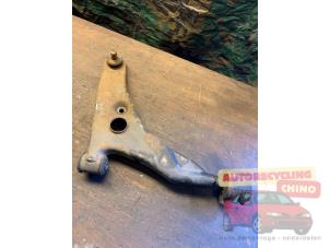 Używane Wahacz zawieszenia prawy przód Mitsubishi Carisma 1.6i 16V Cena € 35,00 Procedura marży oferowane przez Autorecycling Chino B.V.