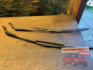 Używane Zestaw ramion wycieraczki Mitsubishi Carisma 1.6i 16V Cena € 40,00 Procedura marży oferowane przez Autorecycling Chino B.V.