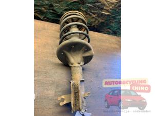 Używane Amortyzator wstrzasów lewy przód Mitsubishi Carisma 1.6i 16V Cena € 35,00 Procedura marży oferowane przez Autorecycling Chino B.V.