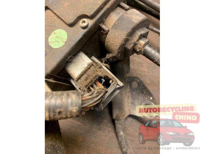 Winda kola zapasowego z Renault Espace (JK) 2.0 16V Turbo 2006