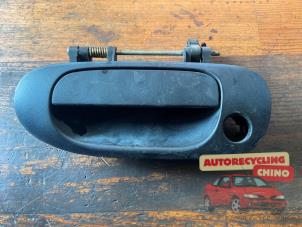 Używane Uchwyt drzwi lewych przednich wersja 4-drzwiowa Mitsubishi Carisma 1.6i 16V Cena € 30,00 Procedura marży oferowane przez Autorecycling Chino B.V.