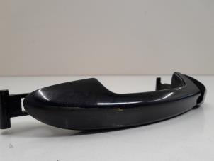 Używane Uchwyt drzwi lewych tylnych wersja 4-drzwiowa Volkswagen Passat Variant (3C5) 2.0 TDI 16V 140 Cena € 13,00 Procedura marży oferowane przez GEJO Revisie & Onderdelen BV