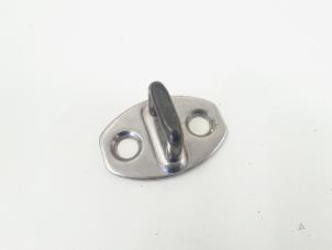 Używane Zaczep montazowy podlogi Volkswagen Golf VI (5K1) 1.4 16V Cena € 9,00 Procedura marży oferowane przez GEJO Revisie & Onderdelen BV