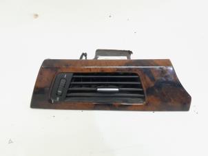 Używane Kratka wentylacyjna deski rozdzielczej BMW 3 serie Touring (E91) 318d 16V Cena € 18,00 Procedura marży oferowane przez GEJO Revisie & Onderdelen BV