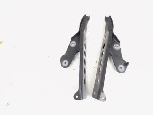 Używane Zawias pokrywy silnika Audi A8 (D4) 4.2 TDI V8 32V Quattro Cena € 32,50 Procedura marży oferowane przez GEJO Revisie & Onderdelen BV