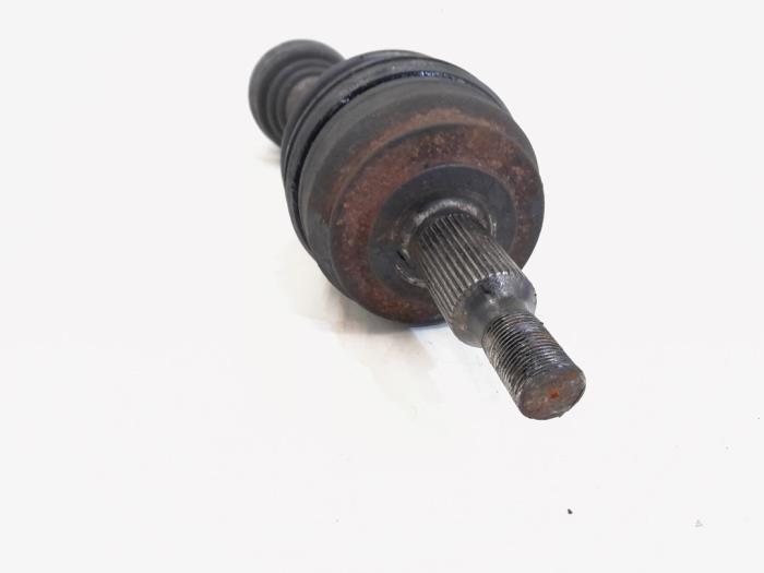 Drivaxel, vänster fram från en Volkswagen Transporter T5 2.5 TDi 2004