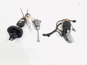 Używane Zestaw zamków Peugeot 208 I (CA/CC/CK/CL) 1.2 Vti 12V PureTech Cena € 35,00 Procedura marży oferowane przez GEJO Revisie & Onderdelen BV