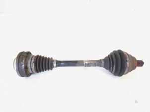 Begagnade Drivaxel, vänster fram Volkswagen Golf VI Variant (AJ5/1KA) 1.4 TSI 122 16V Pris € 19,99 Marginaltabell erbjuds av GEJO Revisie & Onderdelen BV