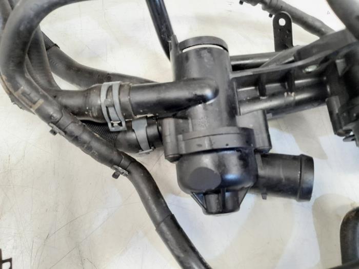 Termostathus från en Volkswagen Passat Variant (365) 1.4 TSI 16V 2010