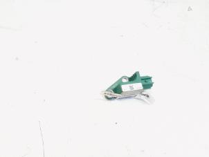 Używane Czujnik poduszki powietrznej Volkswagen Passat Variant (3C5) 2.0 TDI 140 Cena € 6,50 Procedura marży oferowane przez GEJO Revisie & Onderdelen BV