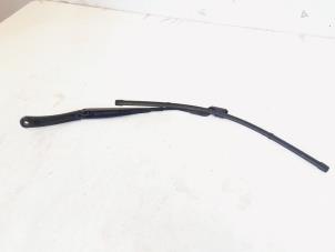 Używane Ramie wycieraczki przedniej Lynk &amp; Co 01 1.5 PHEV Cena € 20,00 Procedura marży oferowane przez GEJO Revisie & Onderdelen BV