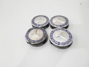 Gebruikte Naafkapje Mercedes C (W205) C-200 2.0 CGI 16V Prijs € 12,00 Margeregeling aangeboden door GEJO Revisie & Onderdelen BV