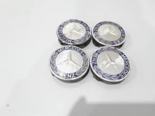 Gebruikte Naafkapje Mercedes C (W205) C-200 2.0 CGI 16V Prijs € 12,00 Margeregeling aangeboden door GEJO Revisie & Onderdelen BV