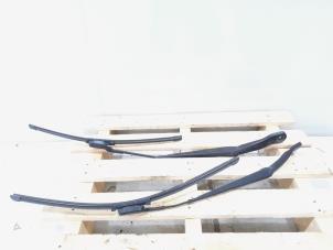 Begagnade Svängarmsats vindrutetorkare Landrover Range Rover Evoque (LVJ/LVS) 2.2 TD4 16V Pris € 45,00 Marginaltabell erbjuds av GEJO Revisie & Onderdelen BV