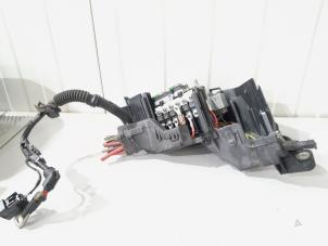 Używane Skrzynka bezpieczników Landrover Range Rover Evoque (LVJ/LVS) 2.2 TD4 16V Cena € 150,00 Procedura marży oferowane przez GEJO Revisie & Onderdelen BV