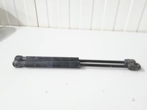 Begagnade Set med gasfjädrar, motorhuv Landrover Range Rover Evoque (LVJ/LVS) 2.2 TD4 16V Pris € 19,00 Marginaltabell erbjuds av GEJO Revisie & Onderdelen BV