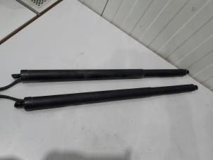 Begagnade Set med gasfjädrar, baklucka Lynk &amp; Co 01 1.5 PHEV Pris € 249,00 Marginaltabell erbjuds av GEJO Revisie & Onderdelen BV