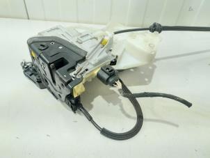 Begagnade Dörrlåsmekanism, 4-dörrars, vänster bak Volkswagen Passat Variant (3C5) 2.0 TDI 140 Pris € 25,00 Marginaltabell erbjuds av GEJO Revisie & Onderdelen BV