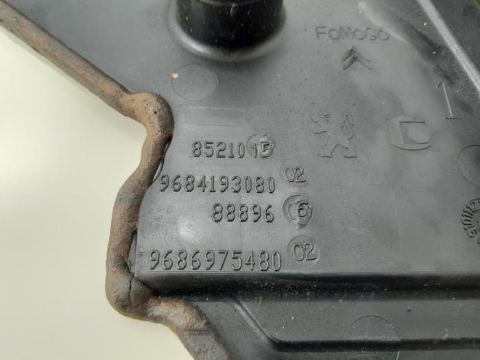 Kamremsskydd från en Volvo V50 (MW) 1.6 D2 16V 2012