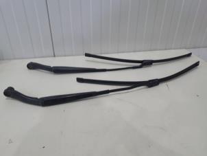Gebruikte Ruitenwisserarm set Peugeot RCZ (4J) 1.6 16V THP Prijs € 30,00 Margeregeling aangeboden door GEJO Revisie & Onderdelen BV