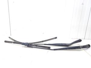 Begagnade Svängarmsats vindrutetorkare Lynk &amp; Co 01 1.5 PHEV Pris € 45,00 Marginaltabell erbjuds av GEJO Revisie & Onderdelen BV