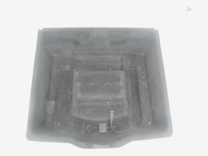 Gebruikte Opbergvak Lynk &amp; Co 01 1.5 Prijs € 49,00 Margeregeling aangeboden door GEJO Revisie & Onderdelen BV