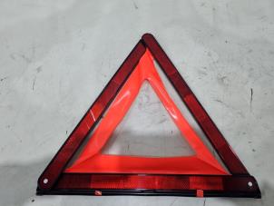 Gebruikte Gevarendriehoek BMW 1 serie (F21) 118i 1.5 TwinPower 12V Prijs € 6,00 Margeregeling aangeboden door GEJO Revisie & Onderdelen BV