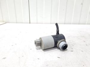 Używane Pompa spryskiwacza przód Toyota Avensis Wagon (T27) 2.0 16V D-4D-F Cena € 9,00 Procedura marży oferowane przez GEJO Revisie & Onderdelen BV