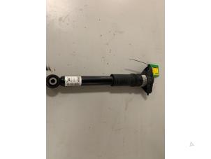 Używane Stopa amortyzatora prawy tyl Opel Corsa F (UB/UH/UP) 1.2 Turbo 12V 100 Cena € 29,99 Procedura marży oferowane przez DVZ Carparts