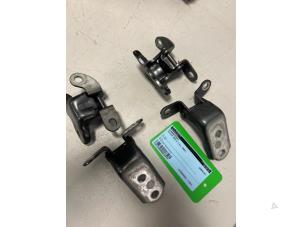 Begagnade Gångjärnssats Toyota RAV4 (A5) Pris € 30,00 Marginaltabell erbjuds av DVZ Carparts