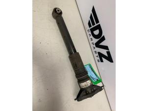 Gebruikte Schokdemper links-achter Opel Corsa F (UB/UH/UP) 1.2 12V 75 Prijs € 45,00 Margeregeling aangeboden door DVZ Carparts