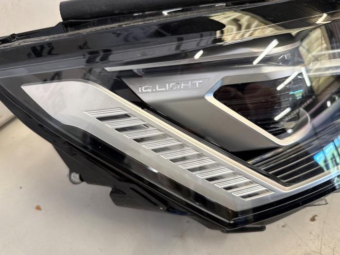 Koplamp rechts van een Volkswagen Multivan T7 1.4 eHybrid 16V 2023