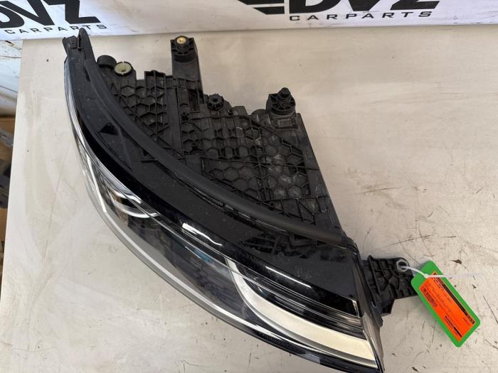 Koplamp rechts van een Volkswagen Multivan T7 1.4 eHybrid 16V 2023