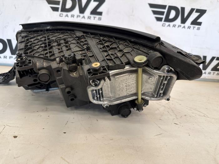 Koplamp rechts van een Volkswagen Multivan T7 1.4 eHybrid 16V 2023