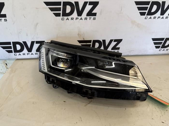 Koplamp rechts van een Volkswagen Multivan T7 1.4 eHybrid 16V 2023