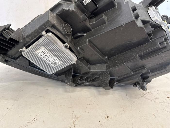 Koplamp rechts van een Volkswagen Multivan T7 1.4 eHybrid 16V 2023