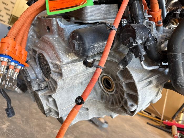 Versnellingsbak van een Volkswagen Multivan T7 1.4 eHybrid 16V 2023