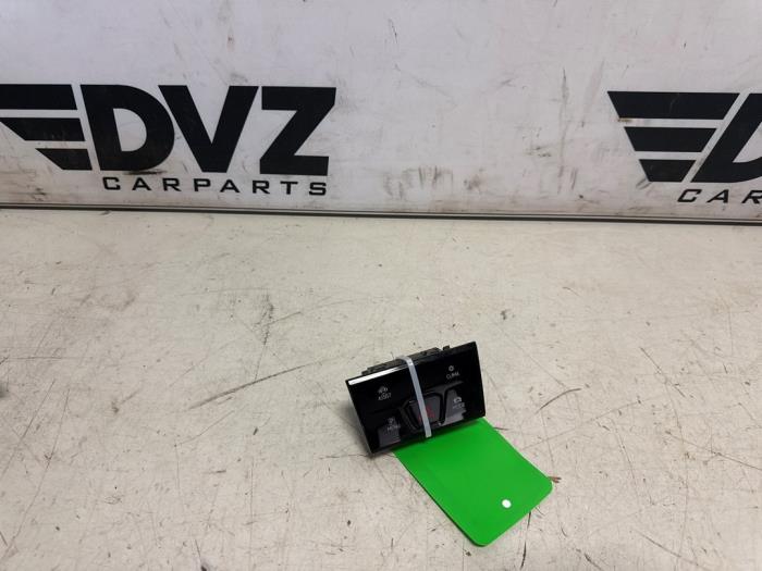 Alarmlicht Schakelaar van een Volkswagen Multivan T7 1.4 eHybrid 16V 2023