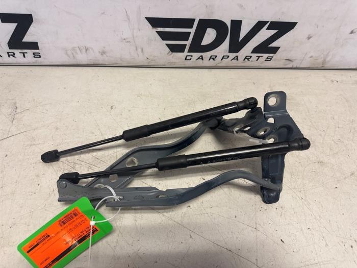 Motorkap Scharnier van een Volkswagen Multivan T7 1.4 eHybrid 16V 2023