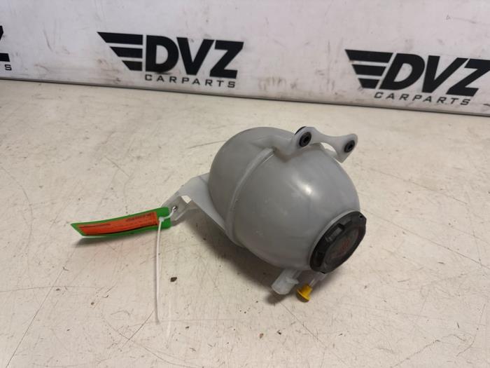 Koelvloeistof Reservoir van een Volkswagen Multivan T7 1.4 eHybrid 16V 2023