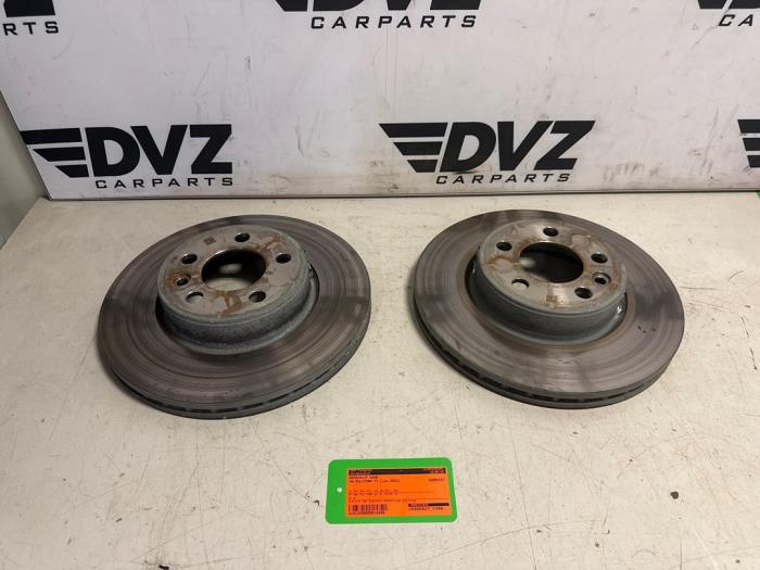 Remschijf voor van een Volkswagen Multivan T7 1.4 eHybrid 16V 2023