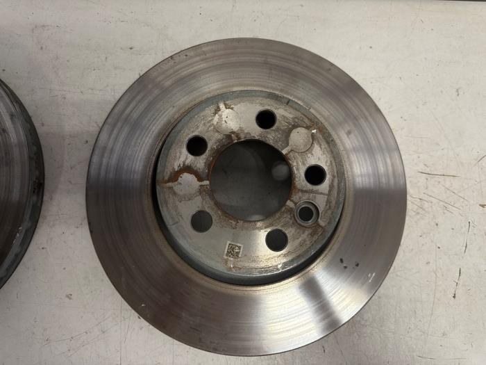 Remschijf voor van een Volkswagen Multivan T7 1.4 eHybrid 16V 2023