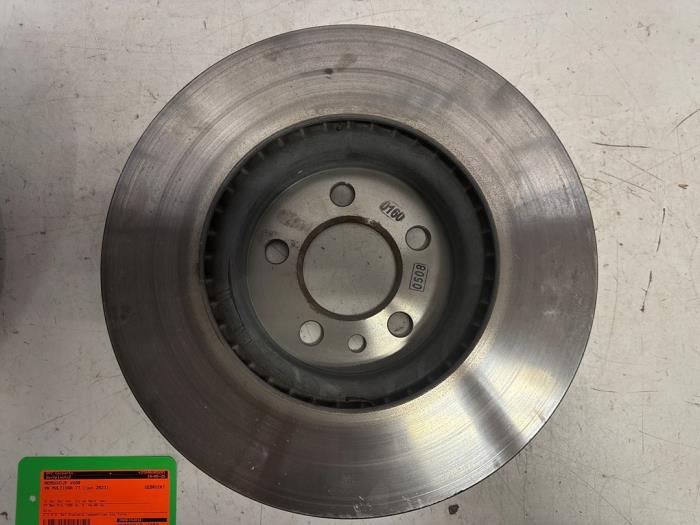 Remschijf voor van een Volkswagen Multivan T7 1.4 eHybrid 16V 2023