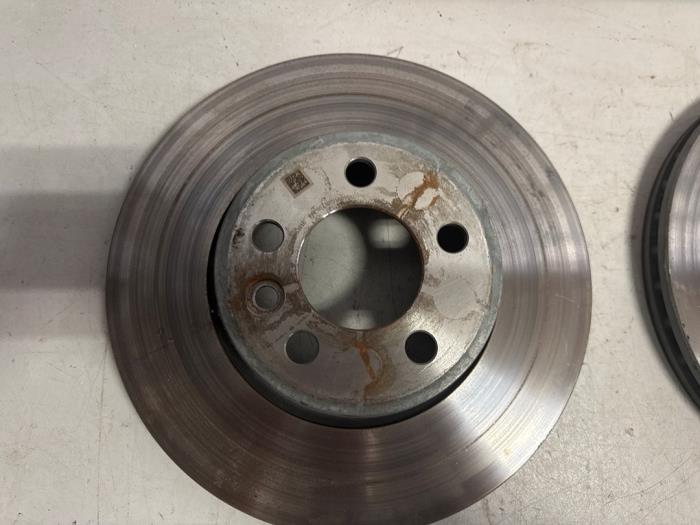 Remschijf voor van een Volkswagen Multivan T7 1.4 eHybrid 16V 2023