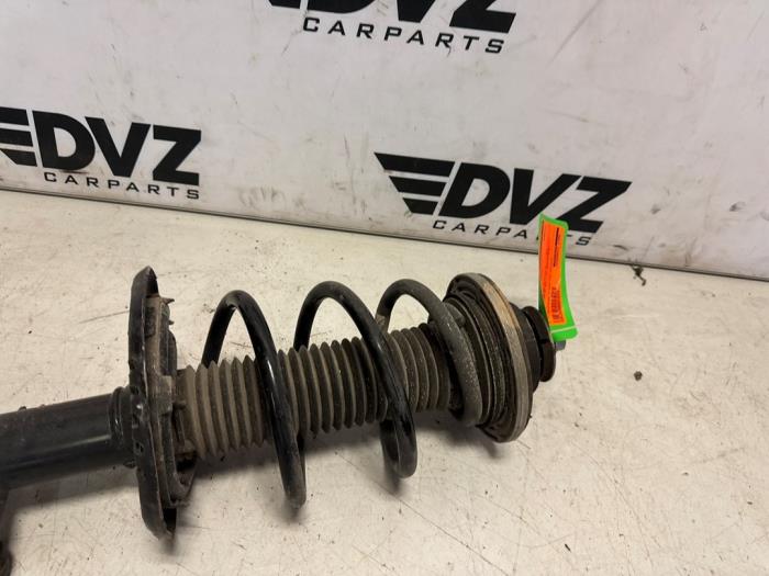 Schokdemper rechts-voor van een Volkswagen Multivan T7 1.4 eHybrid 16V 2023