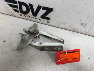 Begagnade Gångjärn, motorhuv Volkswagen Up! (121) 1.0 12V 75 Pris € 39,99 Marginaltabell erbjuds av DVZ Carparts