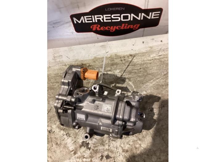 Luftkonditioneringspump från en Mercedes-Benz A (177.0) 1.3 A-250 e Turbo 16V 2024